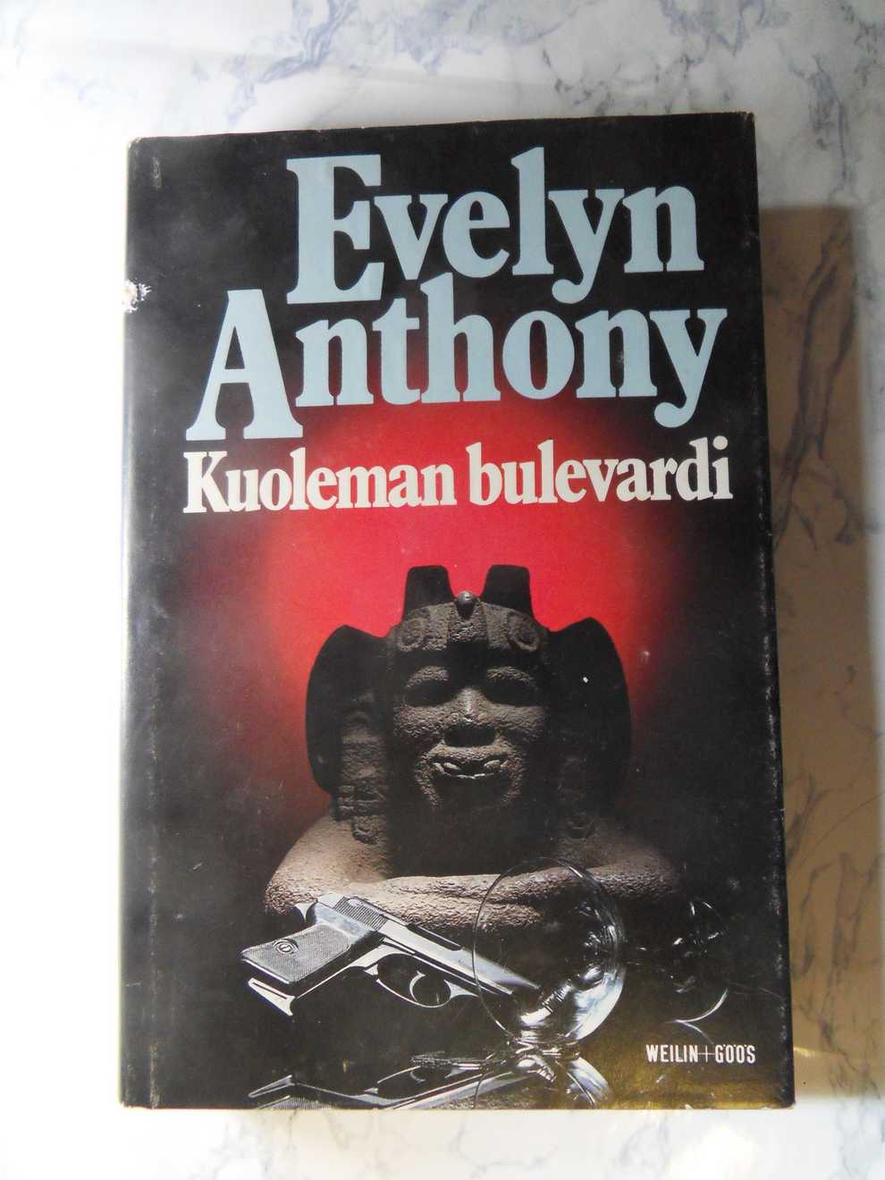 Kuoleman bulevardi, Evelyn Anthony